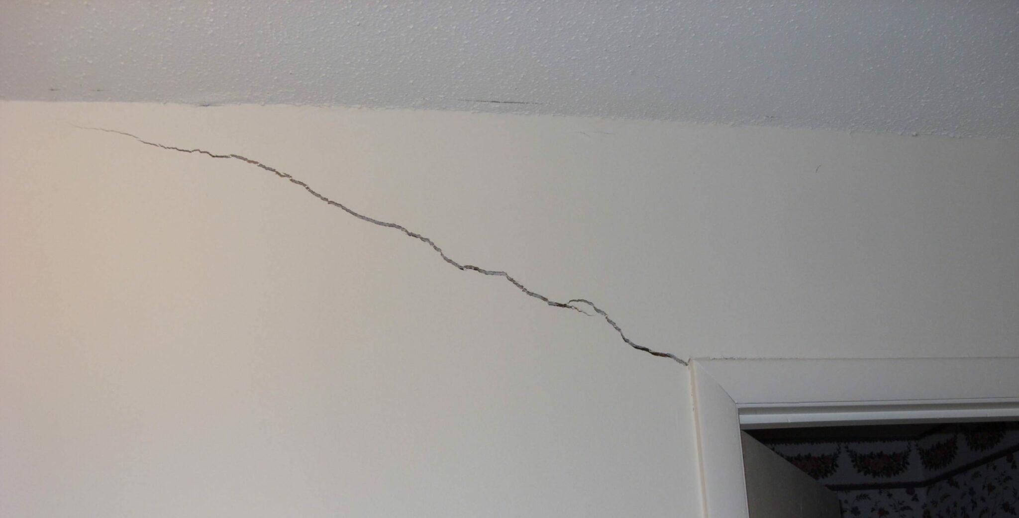 How To Fix Ceiling Edge Cracks at Justina Anderson blog